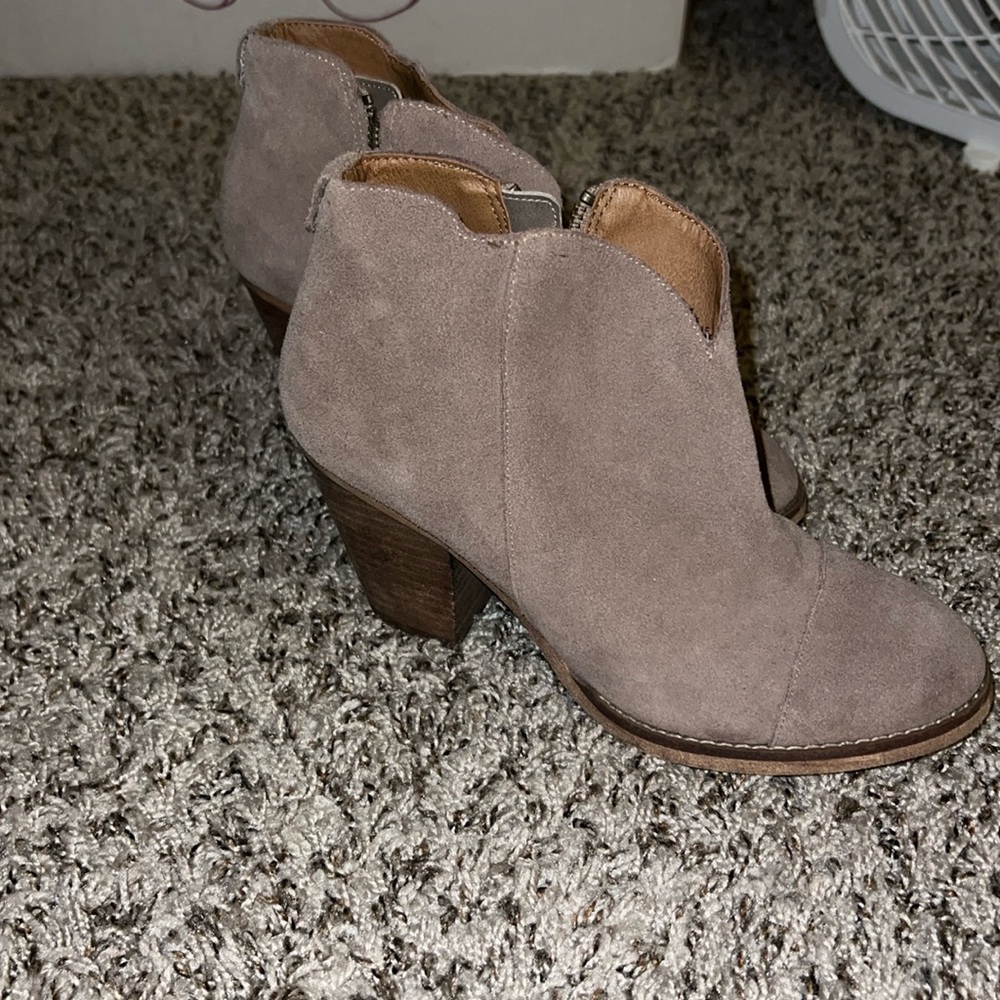Low heel boots